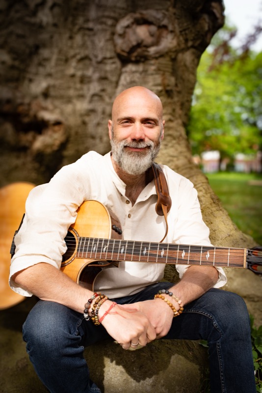 Derk de Geus portrait with guitar